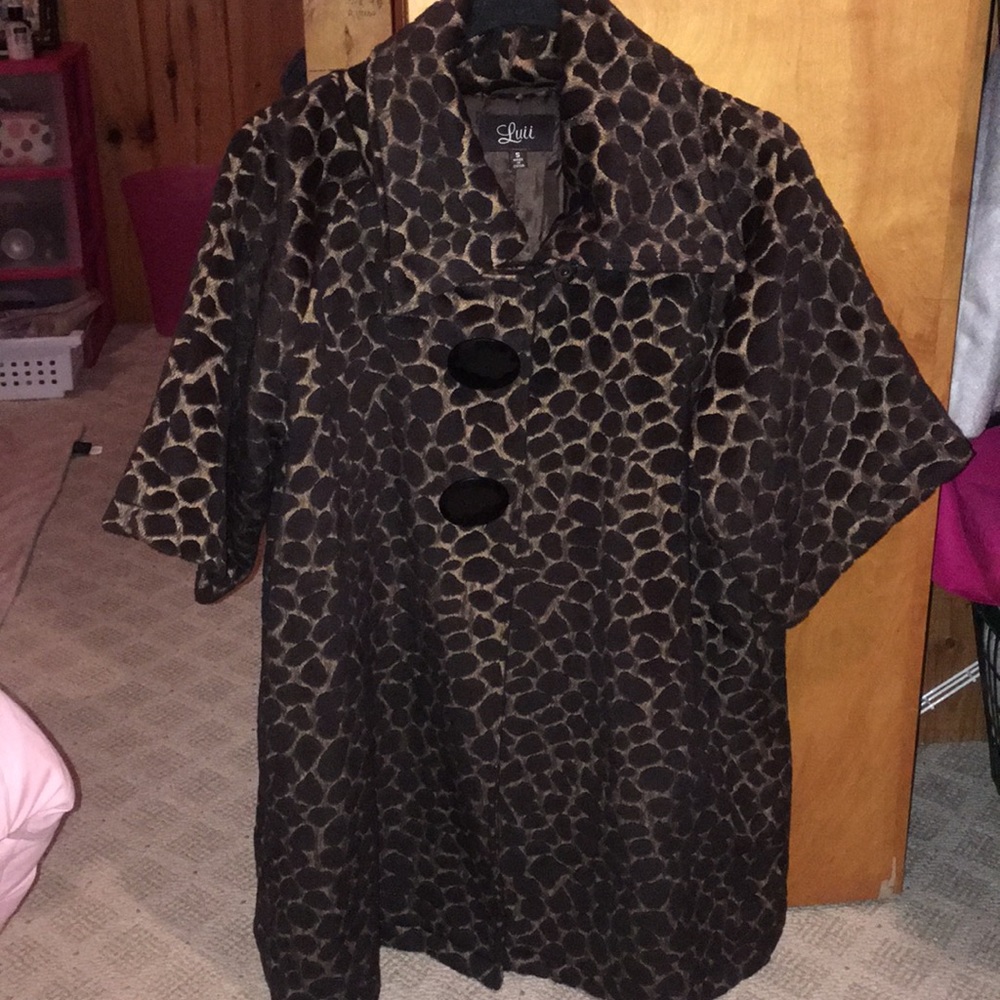 Absolutely gorgeous sleeveless coat.